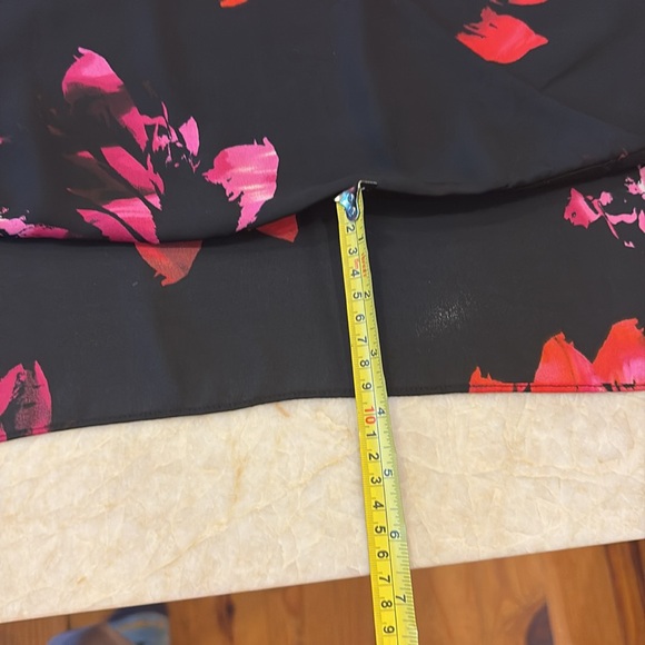 New item! Vince Camuto blouse size medium peekaboo feature and beaded collar - Picture 12 of 16